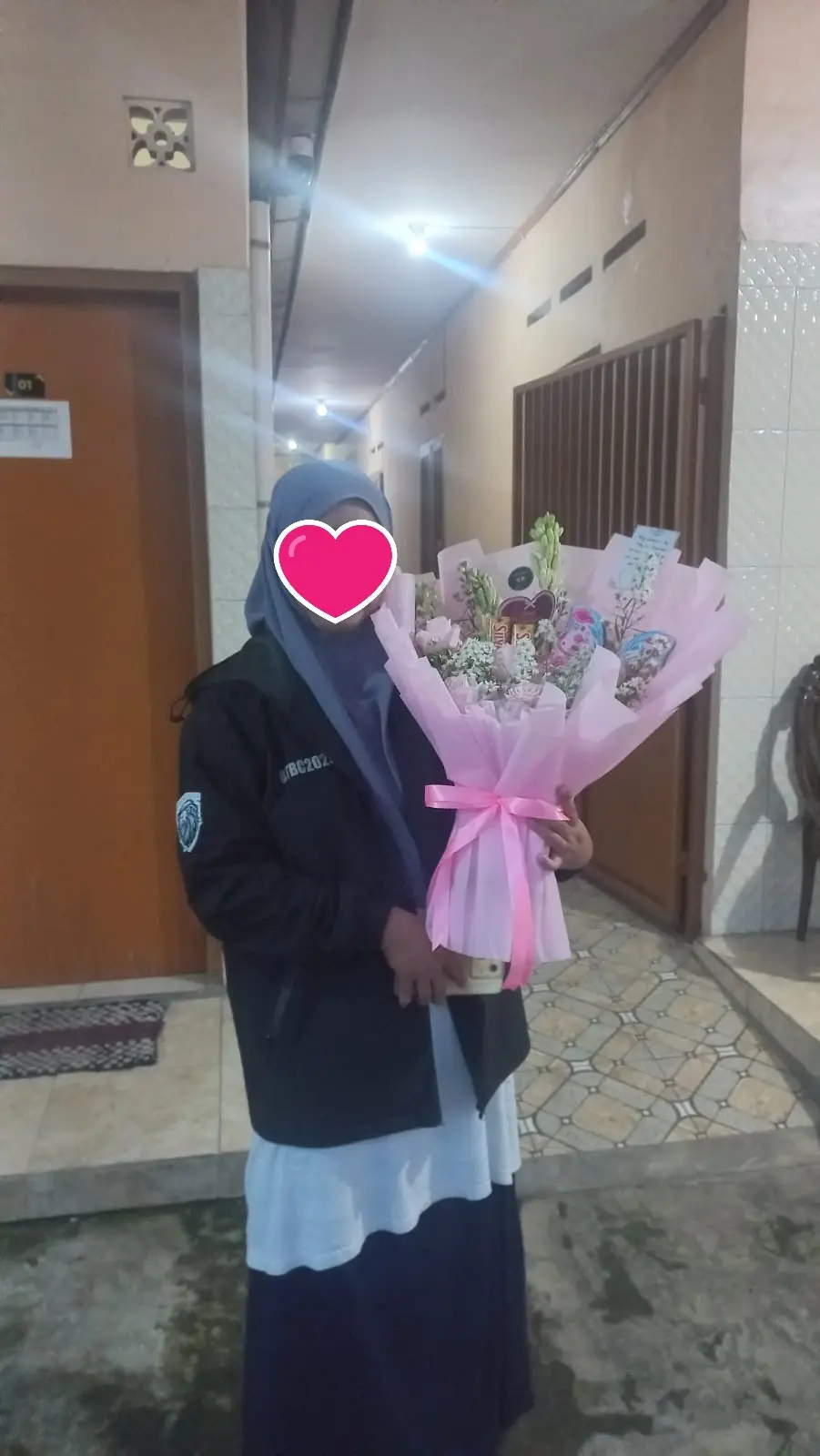 Dokumentasi Hadiah Bunga Segar dan Cokelat SilverQueen Kado Anniversary Istri dari Suami Luar Kota Dikirim ke Perumahan Kranji Purwokerto