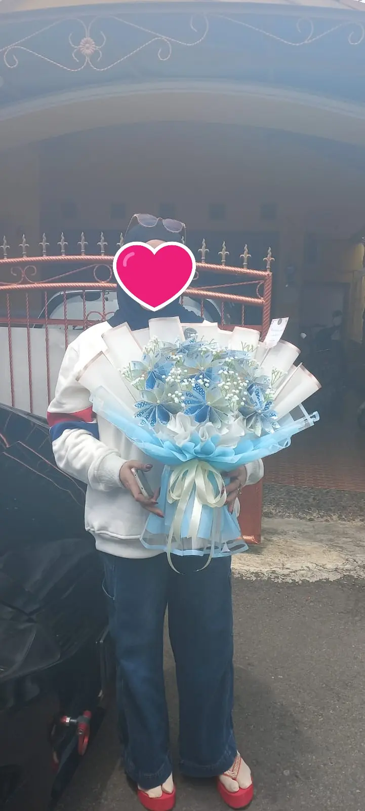 Dokumentasi Istri Mengambil Pesanan Buket Uang Sultan di Workshop Akila Florist Purwokerto untuk Hadiah Anniversary Kepada Suami