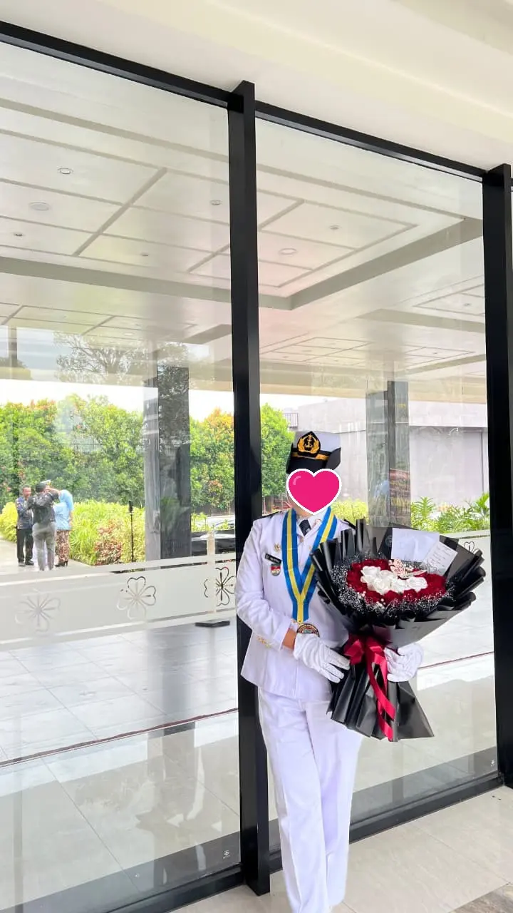 25-Stem Graduation Bouquet at Karlita Hotel