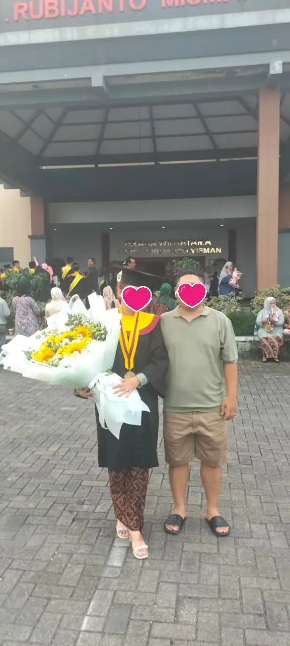 Buket bunga matahari asli ukuran jumbo diterima wisudawan di Graha Widyatama UNSOED Purwokerto