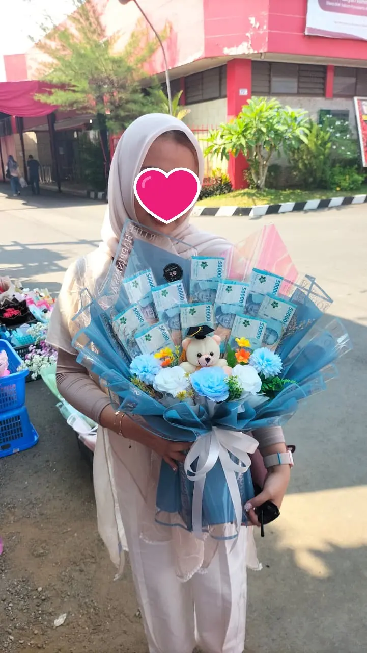 Buket boneka wisuda dan uang pecahan 50rb di acara wisuda Telkom University Purwokerto