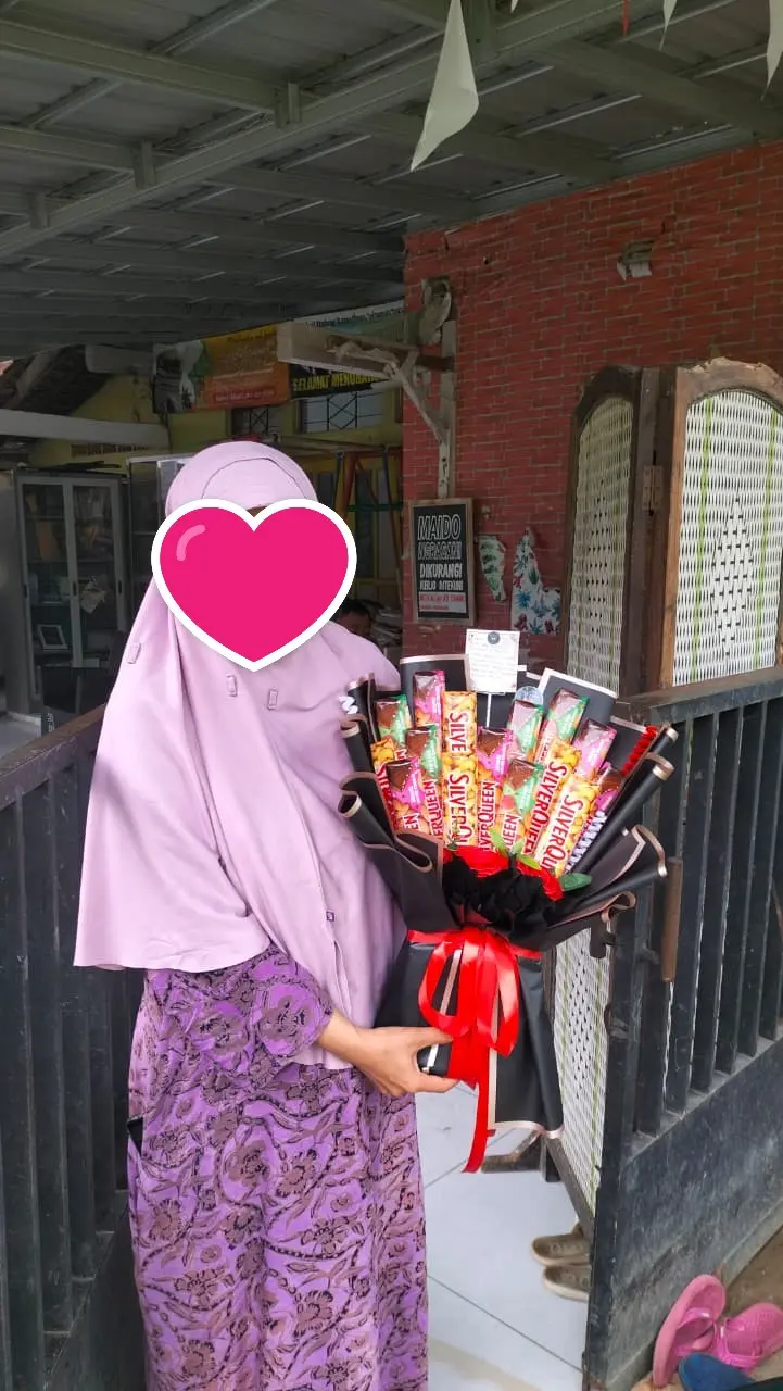 Dokumentasi Anak Kirim Kejutan Buket Coklat SilverQueen Surprise Hari Ibu di Karangklesem Purwokerto Selatan