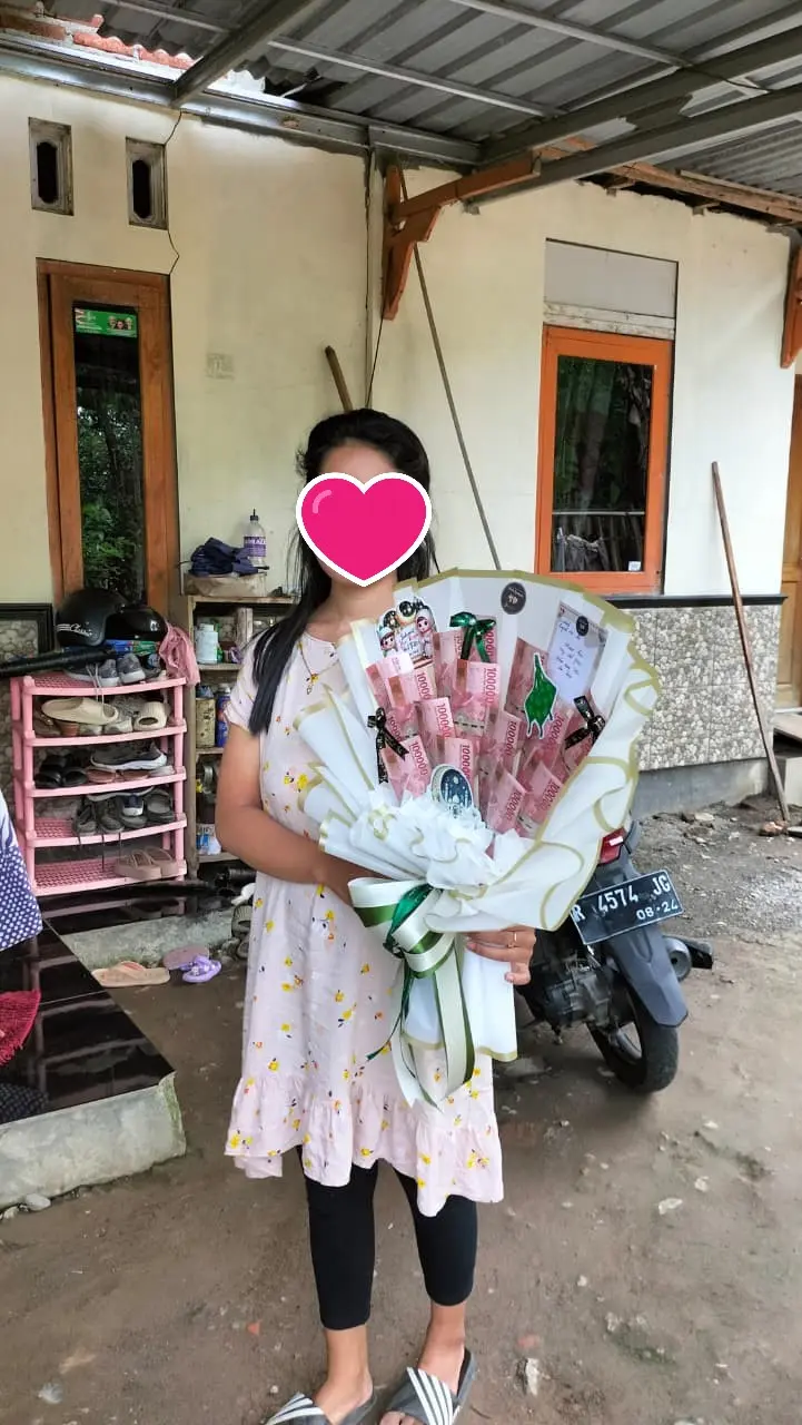 Dokumentasi Anak Kerja di Luar Negeri Kirim Buket Uang 100rb Hari Ibu untuk Ibu Tercinta di Kedungbanteng Banyumas