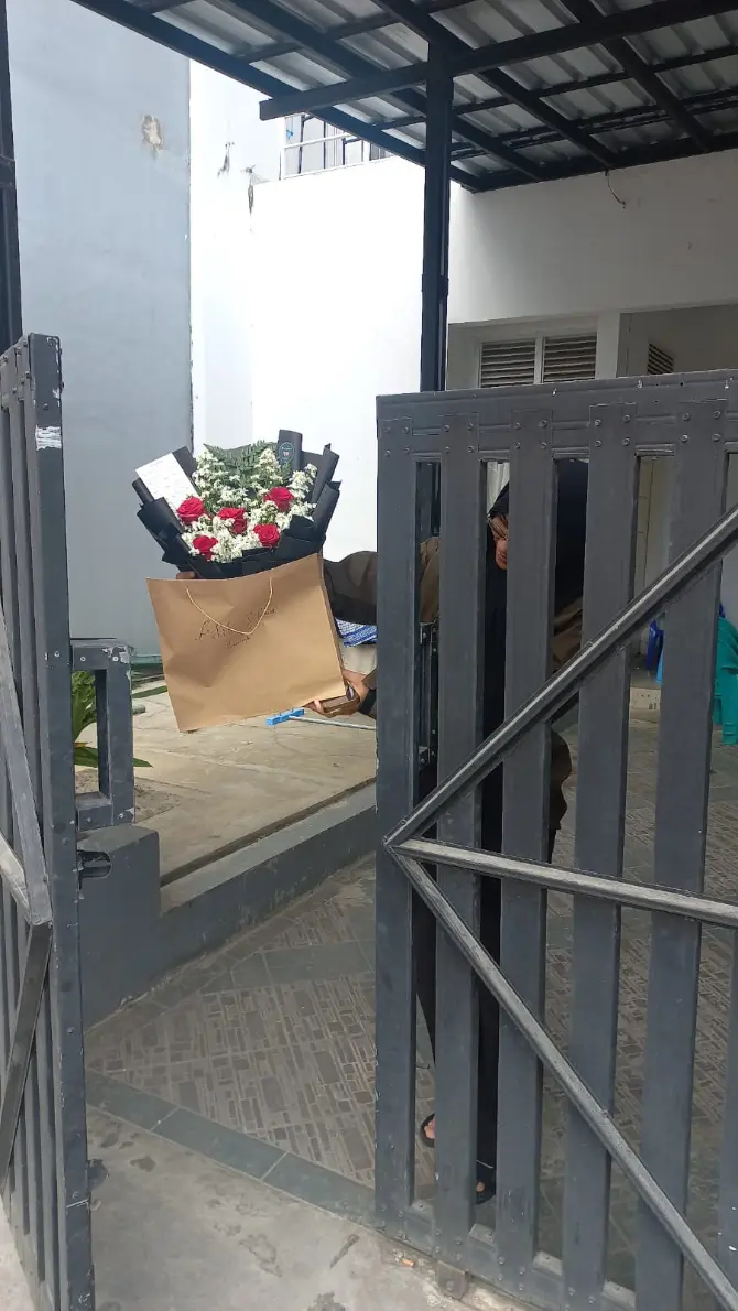 Dokumentasi Kirim Buket Bunga Mawar Fresh untuk Pacar di Kost Reika Cluster Puri Cipta Satria Purwokerto