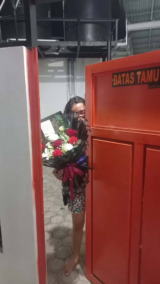 Dokumentasi Kirim Kejutan Buket Bunga Artificial untuk Pacar di Kosan Daerah Karanglewas Banyumas