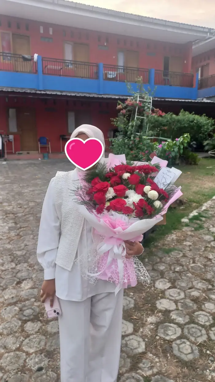 Dokumentasi Pacar Pria Kirim Buket Bunga Mawar Fresh di Hari Girlfriend Day ke Kost Putri Saijaan Bancarkembar Purwokerto Utara