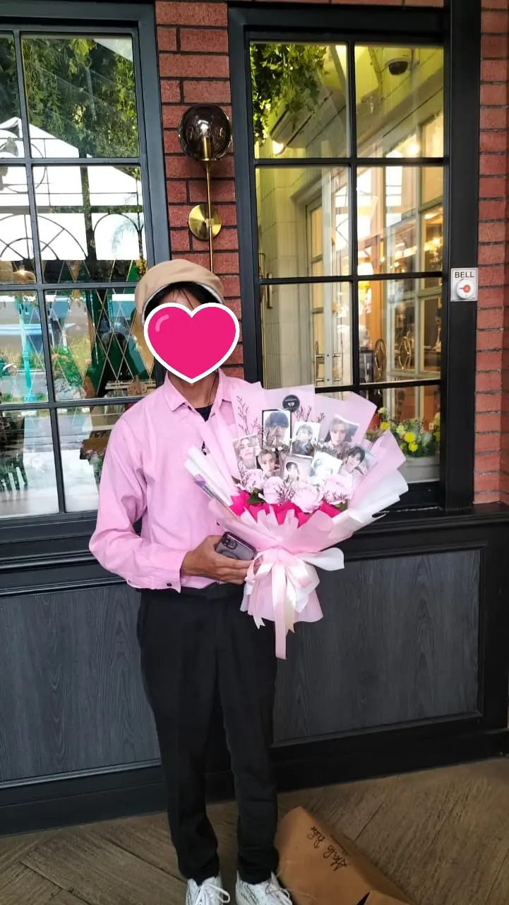 Dokumentasi Surprise Pacar dengan Buket Foto Artis K-Pop Kesukaannya di LAV Cafe Purwokerto