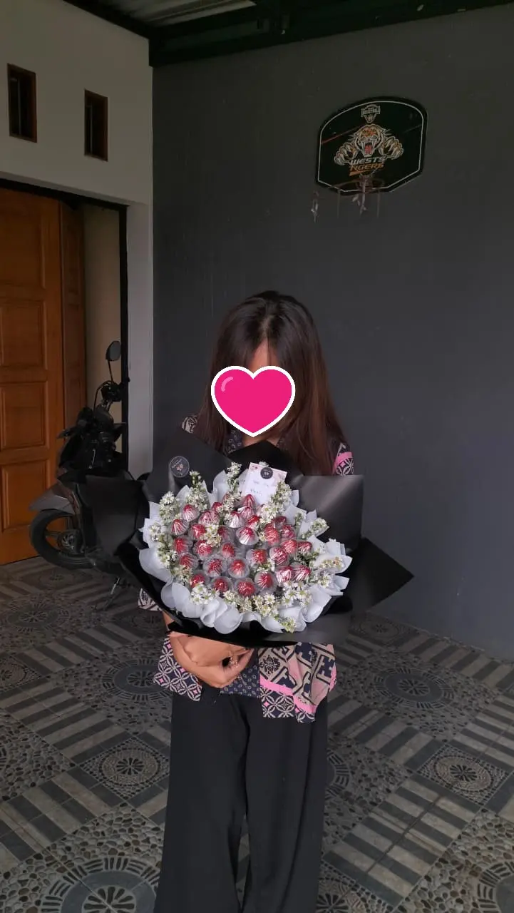 Dokumentasi Surprise Pacar dengan Rangkaian Buket Strawberry Segar Diterima di Rumah Daerah Kranji Purwokerto Timur