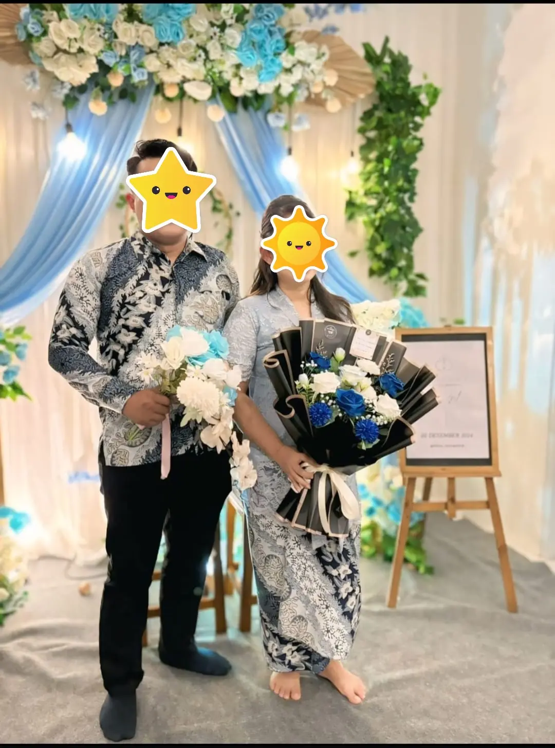 Dokumentasi Buket Bunga Mawar Biru Putih Artificial Wrapping Hitam untuk Lamaran di Perumahan New Sapphire Regency Purwokerto