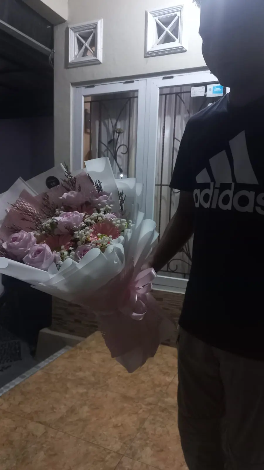 Dokumentasi Buket Bunga Mawar Pink Artificial Dipesan untuk Acara Lamaran di Griya Satria Indah Purwokerto