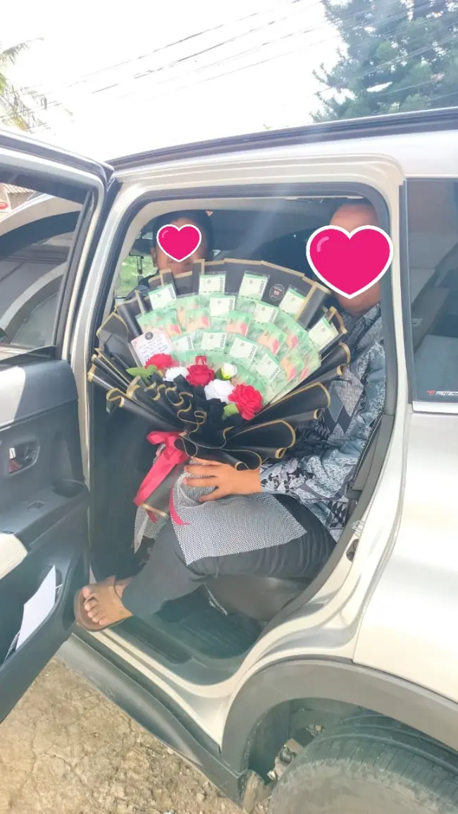 Dokumentasi Pihak Pria Memesan Tambahan Buket Uang untuk Kejutan di Hari Lamaran di Perumahan Sapphire Purwokerto