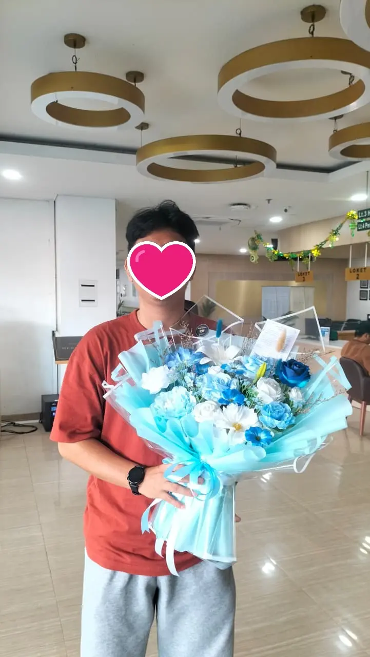 Dokumentasi Suami Memesan Buket Bunga Artificial Tema Biru untuk Apresiasi kepada Istri Pasca Melahirkan di RS Hermina Purwokerto