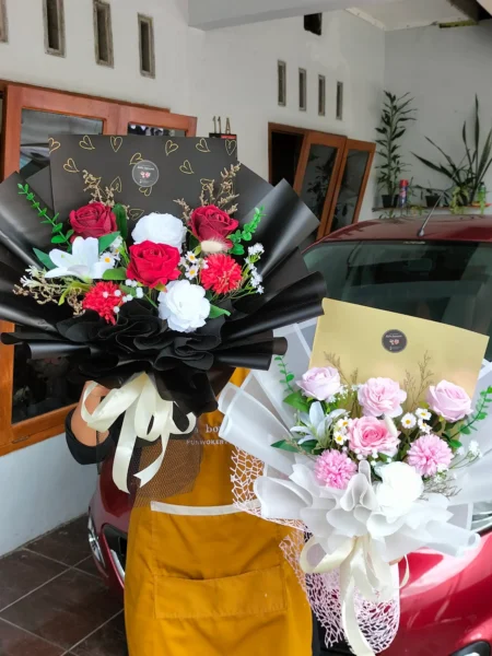 jual buket bunga mawar merah atau pink wrapping bisa request untuk anniversary atau ultah kirim area Purwokerto