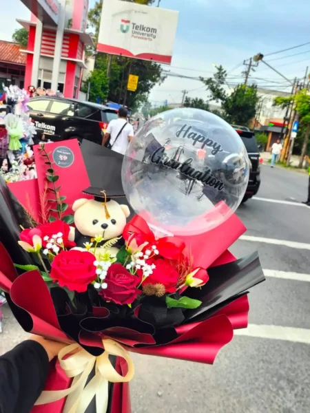 Buket wisuda purwokerto mawar merah wrapping hitam maroon