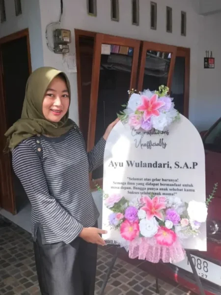 beli atau sewa standing atau papan akrilik bunga artificial model halfmoon arch untuk acara wisuda sempro atau semhas di kampus kota purwokerto