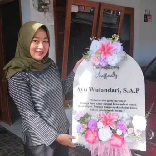 beli atau sewa standing atau papan akrilik bunga artificial model halfmoon arch untuk acara wisuda sempro atau semhas di kampus kota purwokerto