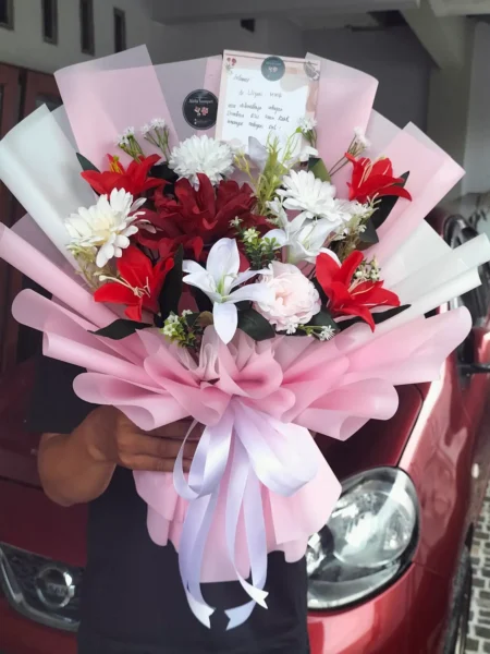 jual buket bunga lily merah putih untuk merayakan ultah atau permintaan maaf kepada istri kirim area purwokerto