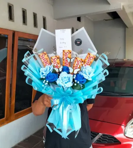 buket bunga mawar biru dihiasi silverqueen 5pcs ulang tahun pacar