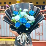 buket bunga mawar biru putih dihiasi bunga senada wrapping hitam