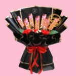 buket bunga mawar merah wrapping hitam isi coklat silverqueen