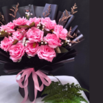 buket bunga mawar pink 12pcs wrapping hitam purwokerto
