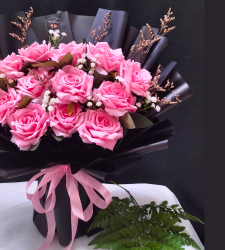 buket bunga mawar pink 12pcs wrapping hitam purwokerto