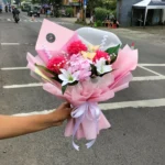 Jual Buket Bunga Mawar Pink Lily Tsamara untuk wisuda, sempro di kampus UNSOED, UMP, Telkom