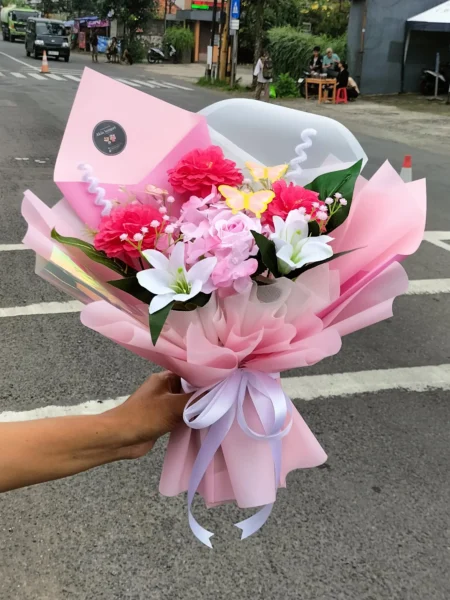Jual Buket Bunga Mawar Pink Lily Tsamara untuk wisuda, sempro di kampus UNSOED, UMP, Telkom