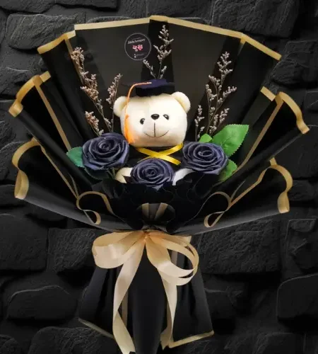 buket bunga mawar satin hitam dihiasi teddy bear