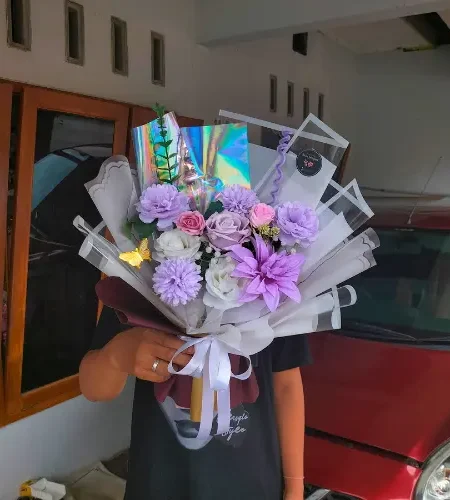 buket bunga mawar unggu premium wrapping putih unggu