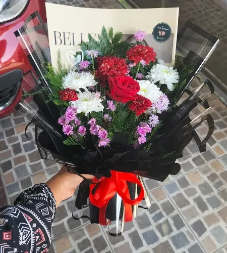 buket bunga segar 1 tangkai mawar merah wrap hitam