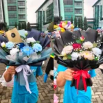 jual buket bunga mawar merah atau biru untuk acara sempro wisuda pacar kirim area Purwokerto