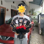 buket foto polaroid dihiasi bunga mawar merah wrapping hitam