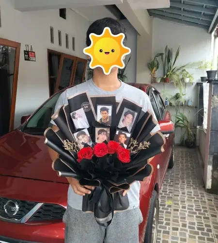 buket foto polaroid dihiasi bunga mawar merah wrapping hitam