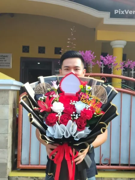 buket kotak cicin mawar merah premium wrapping hitam Purwokerto