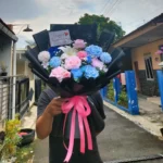 Buket bunga mawar mix pink biru wrapping hitam Luminus untuk anniversary kirim area purwokerto