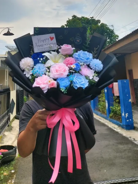 Buket bunga mawar mix pink biru wrapping hitam Luminus untuk anniversary kirim area purwokerto