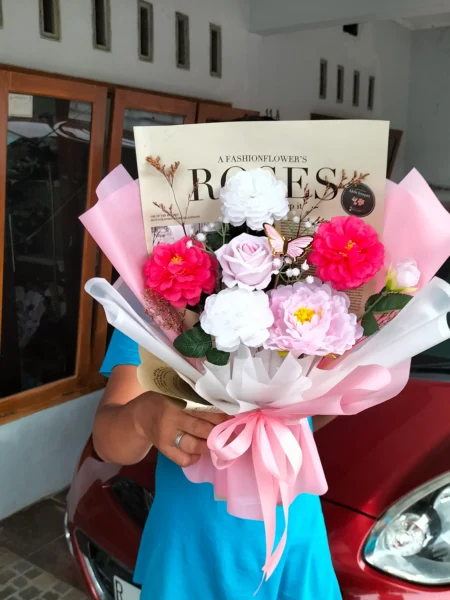 jual buket bunga mawar pink sakura untuk acara ulang tahun atau sempro skripsi bisa kirim area Purwokerto