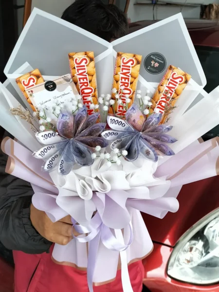 buket uang 10 ribu 12 lembar dihiasi coklat silverqueen cashew 4pcs purwokerto