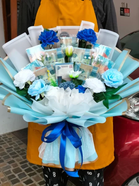 Buket uang 50 ribu asli 10 lembar model lipatan flat untuk ulang tahun dihiasi bunga senada biru wrapping biru kirim area Purwokerto