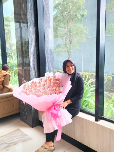 buket uang 100rb isi 50 lembar dengan nominal 5jt rupiah untuk anniversary atau wedding days bisa kirim area Purwokerto