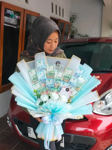 Buket uang mix pecahan 20 ribu (10 lembar) dan 50 ribu (6 lembar) untuk acara ultah atau anniversary bisa kirim area Purwokerto