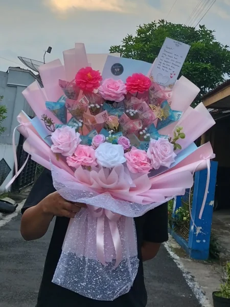 buket uang asli 100ribu & 50ribu dengan nominal 1,2juta rupiah wrapping pink biru dihiasi bunga mawar kirim area Purwokerto