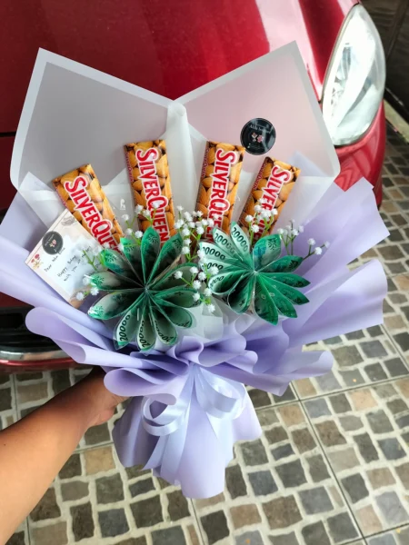 buket uang 20rb asli isi 12 lembar purwokerto model lipatan bunga lotus dihiasi baby breath dan coklat silverqueen cashew