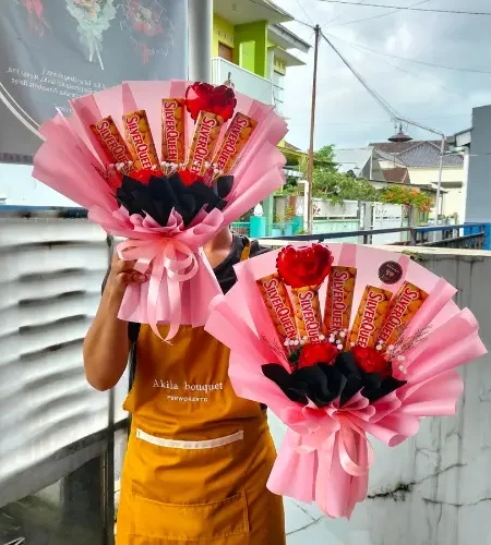 buket valentine 5pcs coklat silverqueen dihiasi mawar dan balon love