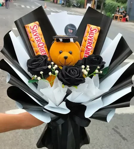 buket wisuda mawar hitam 3pcs dihiasi coklat silverqueen