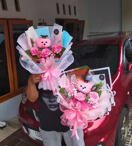 buket wisuda mawar pink satin untuk wisudawan putri