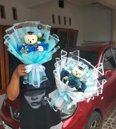 buket wisuda mawar satin biru boneka toga wisuda