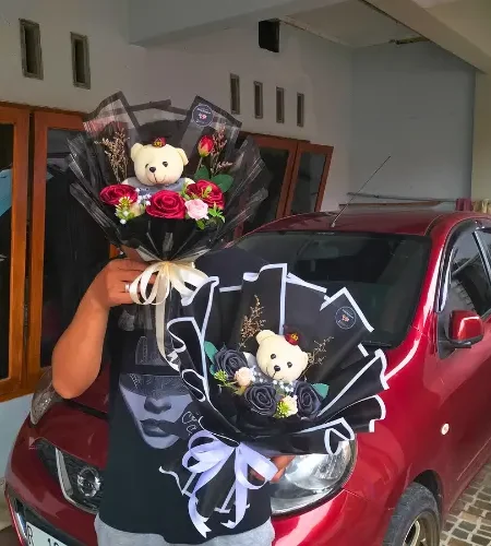 buket wisuda mawar satin maroon boneka toga wisuda untuk wisudawan putra