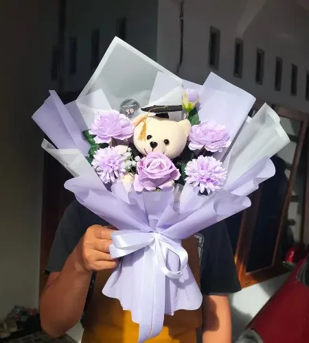 buket wisuda mawar unggu wrapping unggu dihiasi bunga senada
